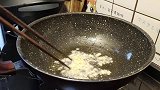 2块钱面条半斤虾仁，教你做家常“青椒虾仁炒面”，出锅香气四溢
