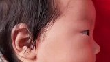 妈妈发现刚出生的宝宝长白头发
