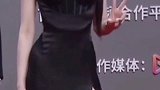 迪丽热巴高开叉裙，热巴杨洋你是我的荣耀官宣了，热巴穿黑色裙子