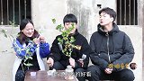 童年：小时候用橡皮泥，在树枝上面做出五颜六色的花朵，真漂亮