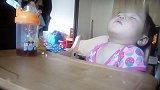 谁家的宝宝太可爱了！这瞌睡打得我心都被萌化了