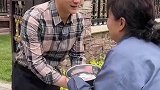 偶遇失散多年的养母竟然在乞讨