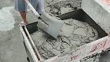 农民工运输水泥的小车，这车子真实用，小巧玲珑的模样！