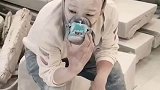男子工作完坐在石墩上休息，满脸布满灰尘双眼难掩疲惫