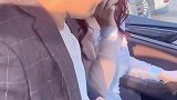 接电话发生尴尬的一幕，小哥哥不好意思啊