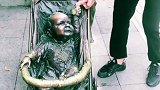 这小铜人吓了我一跳，还想让我陪他玩？没门