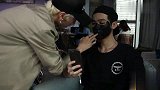 小伙装铜人上街恶搞路人，就不怕被人追着打吗？