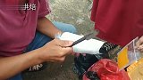 印尼街头的爆款小吃五彩果冻一群孩子抢着买，搭配冰块巨诱人