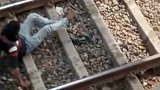 少年穿越铁轨不料火车迎面而来 紧急时刻一个动作救自己一命