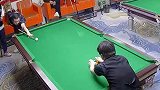 是时候展现真正的技术了，男子和朋友打桌球打出罕见的一杆收