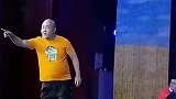 男子舞台上表演武术，像弹簧一样，不得不说这是有真功夫的