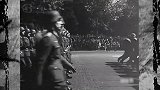 1941年德国在法国巴黎举行阅兵珍贵录像，人民竟然在笑