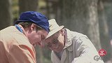 男子故意讲手放在烤架上，路人慌忙过来解救，路人心惊胆战