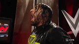 WWE-14年-赛斯罗林斯后台受采访不幸被浇冰桶-新闻