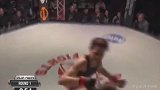 开场5秒爆头KO！女子MMA暴力操作 对手倒地后还疯狂补拳