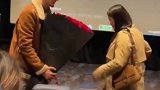 男生在电影院告白被拒，下一秒将玫瑰转手送给大哥