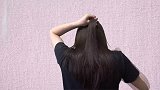 到了50岁的女性，应该怎样打扮才有气质还显年轻？这样扎发，美