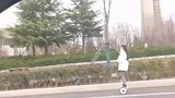 平衡车严禁上路,太危险了
