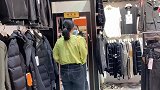 静静带妈妈和嫂子逛街，她给娘家人买新衣，妈妈：把你钱花干！