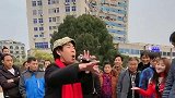 小伙街头演唱《三十出头》，漂亮女友伴舞，才华表演吸引路人