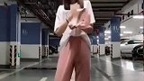 舞蹈达人美女地下车库跳舞，出场很酷，结果有点尴尬