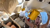 美国：两女子体验零重力测试胆量，背包衣服瞬间飘到空中