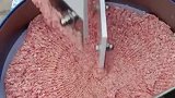 第一次见剁肉馅机器，可以全年无休工作