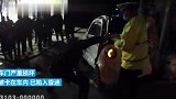老人驾驶电动车出事故被卡车内，民警破拆救出