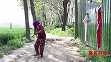 喜剧：妈妈偷偷出门，三姐妹看到妈妈在藏传家宝，结果被妈妈套路