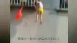 7岁女童悬空“吊”在5楼窗外，情况“十分”危急，让人揪心！
