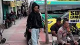看开头我还以为你要打架