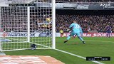 门线悬案！梅西禁区外劲射造门将离奇失误 足球过线半米裁判视而不见