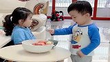二胎真是给女儿生个保姆，这熟练的动作，真让人心疼！