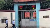 无意中拍到的一幕，从这里面出来还这么嘚瑟