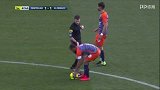 第67分钟摩纳哥球员法尔考犯规