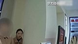 在光滑的地上摩擦？小偷为不留脚印坐地挪动前进