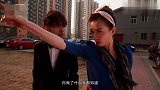 美女和男子拍戏，这一段，多次有人示范，把男子的脸都打红了