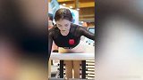 运动女神范！小姐姐长得真标志 但这健身的姿势标准吗