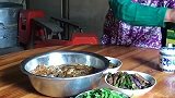 家里的剩饭招苍蝇，孙子竹编方形盖菜罩送给外婆，外婆直呼好用！