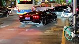 实力土豪开大牛来SKP购物路边来的自行车无奈又不甘平凡的表情悠闲骑着单车！