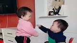 自从生了龙凤胎后，每天一言不合就干架，妹妹可不是好惹的！