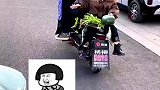 让孩子坐在后座也闲不住，竟然直接开始“择菜”了