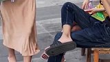 美女抱着鲜花，没注意踩了男子一下，下一幕太搞笑了