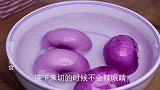 洋葱里打2个鸡蛋，不用炒不凉拌，出锅后全家人抢着吃，真香啊
