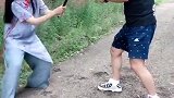 还好小姐姐机智，把眼罩摘下来，胜负仅在几秒钟！