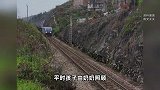 铁轨从村中经过，15岁残障女孩被火车撞致身亡，事发监控曝光！