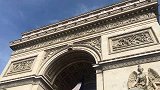 巴黎凯旋门飘扬的法兰西国旗，想象200年前迎接拿破仑将军的盛