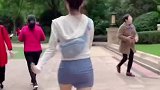 美女小姐姐学大妈走路，见过皮的，没见过这么皮的