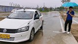 科目二，女学员雨中第一次练这么好，停车时教练说：停车点错啦！