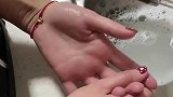 女子第一次去男朋友家，双手刷碗冻得通红